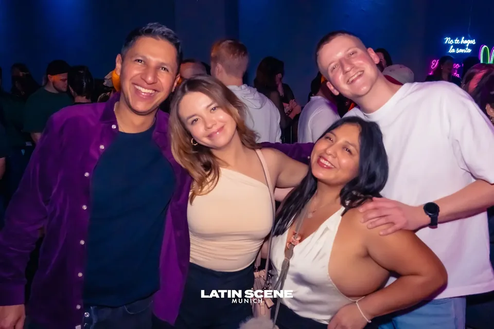 Vier Freunde bei einer gemeinsamen Clubnacht