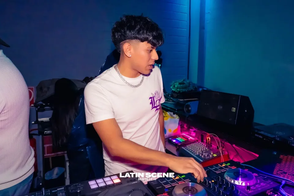 Ein DJ am Pult von La Casita